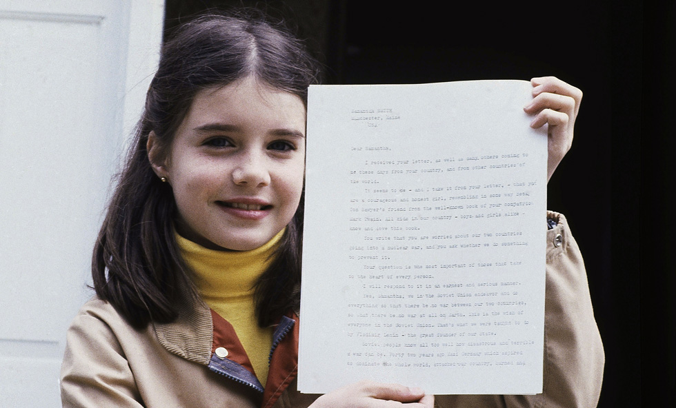 Samantha Smith mostra la lettera per Andropov (AP Photo/Patricia Wellenbach)